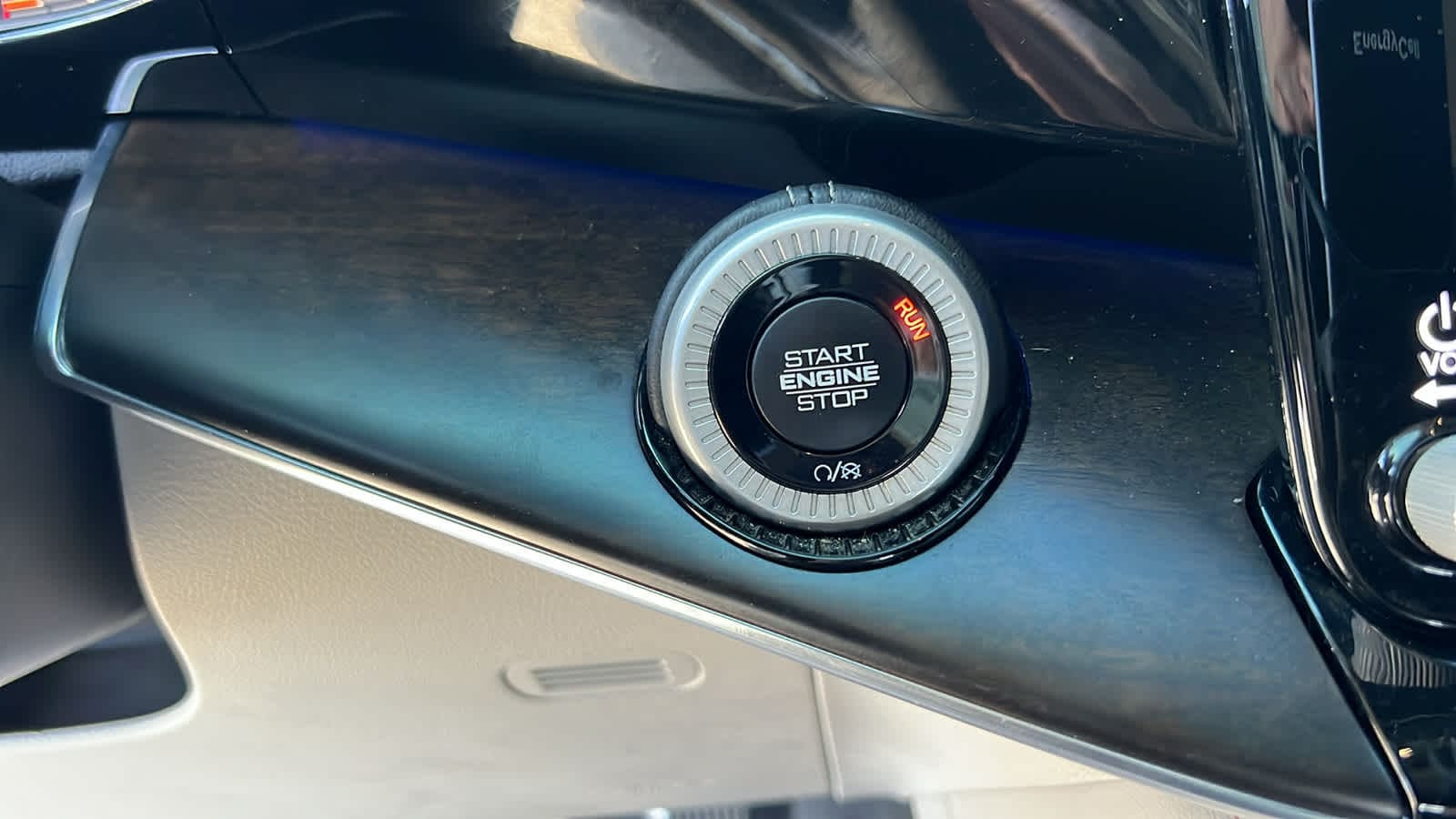 Thumbnail: 2022 Jeep Grand Wagoneer - 17