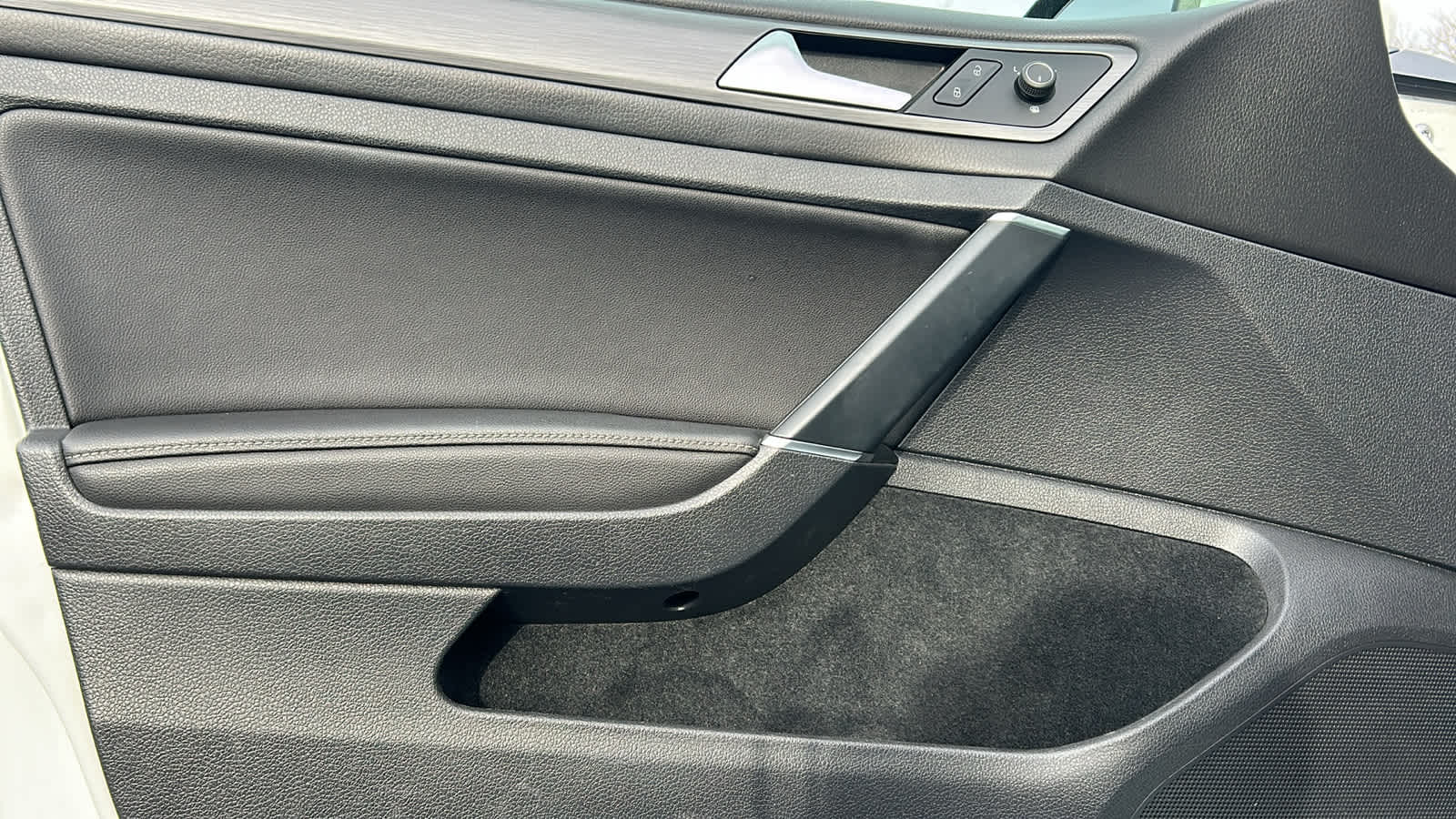 Thumbnail: 2020 Volkswagen Golf - 23