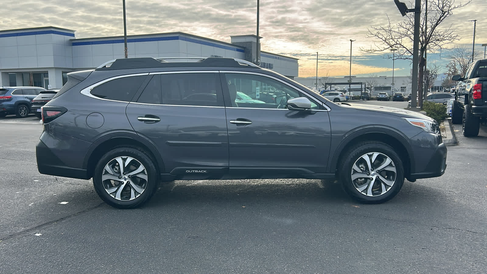 2022 Subaru Outback Touring photo 3