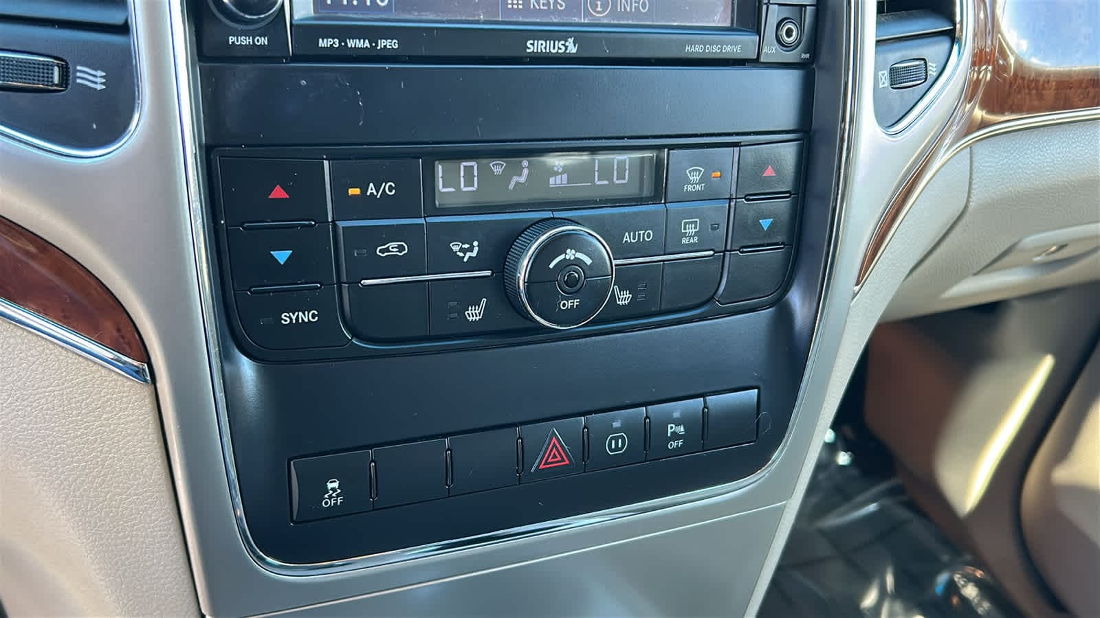 Thumbnail: 2011 Jeep Grand Cherokee - 14
