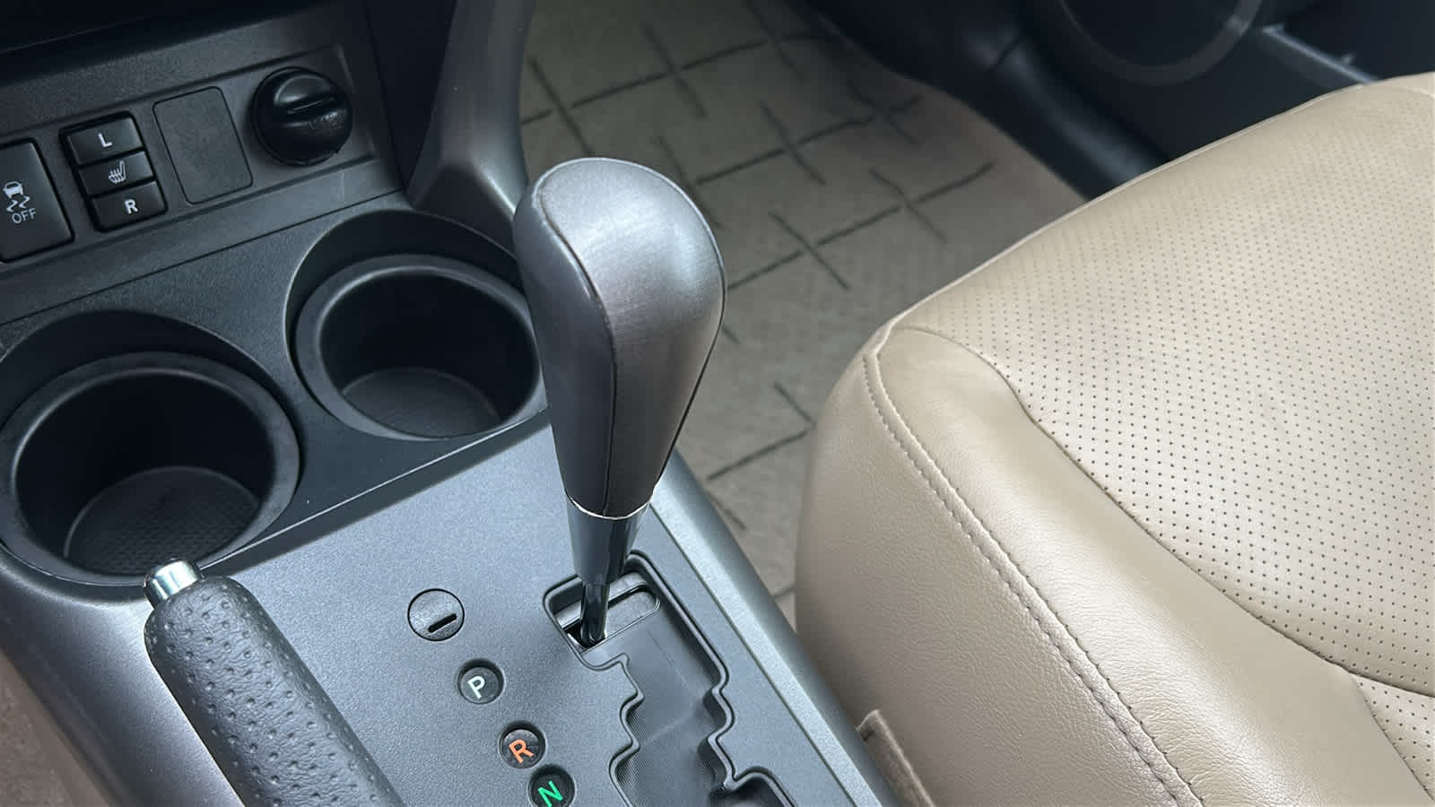 Thumbnail: 2011 Toyota RAV4 - 13