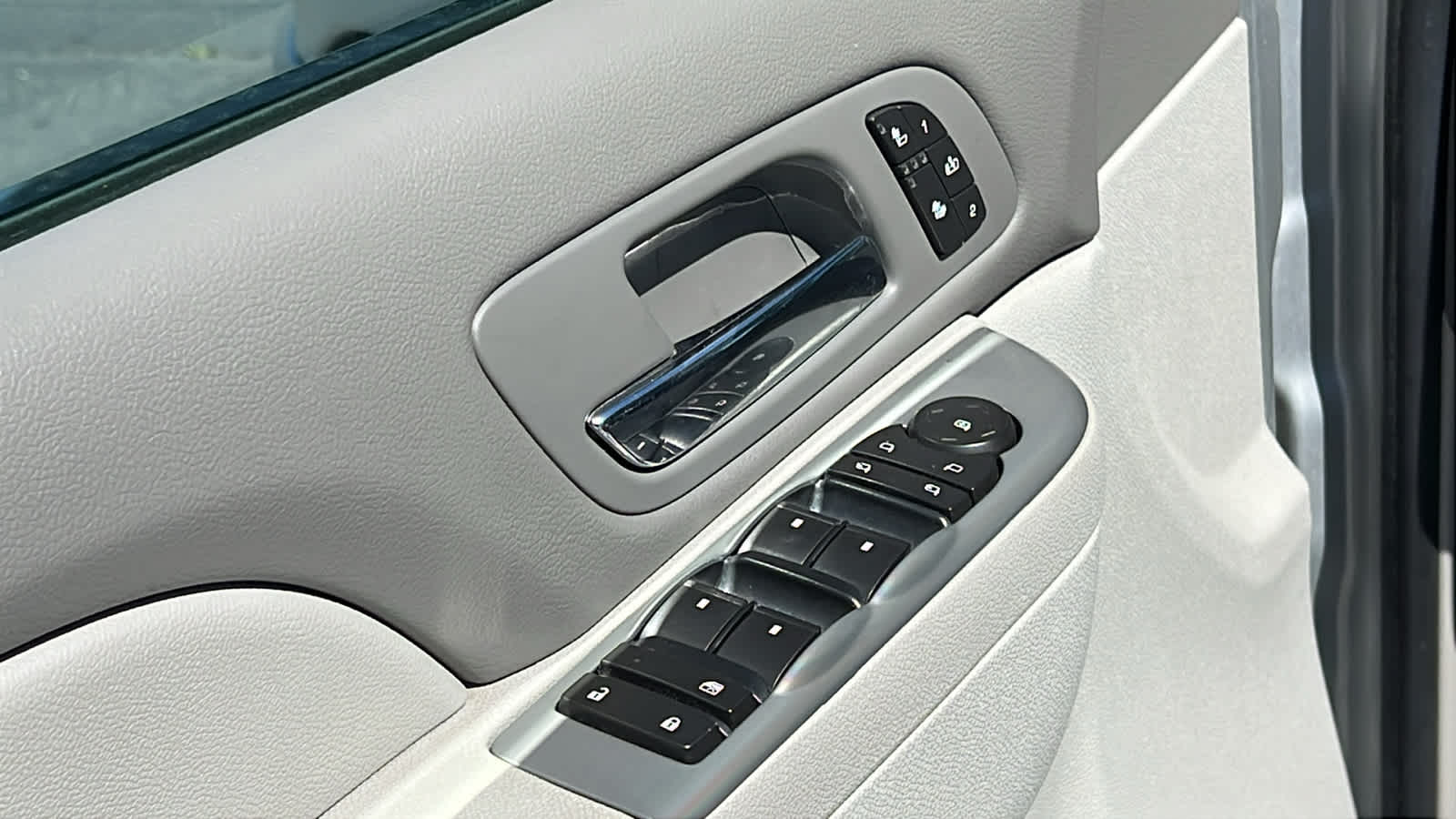 Thumbnail: 2011 Chevrolet Tahoe - 21