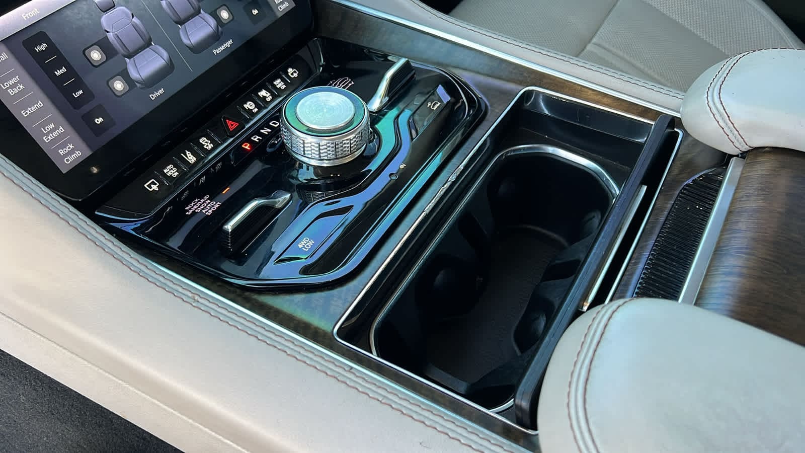 Thumbnail: 2022 Jeep Grand Wagoneer - 13