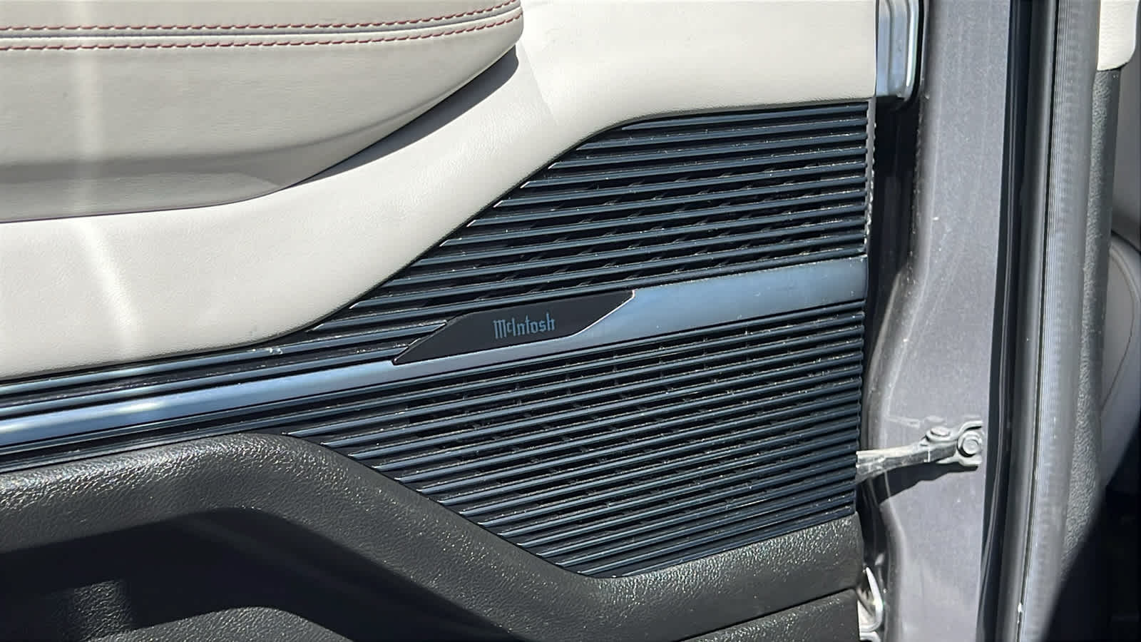 Thumbnail: 2022 Jeep Grand Wagoneer - 31