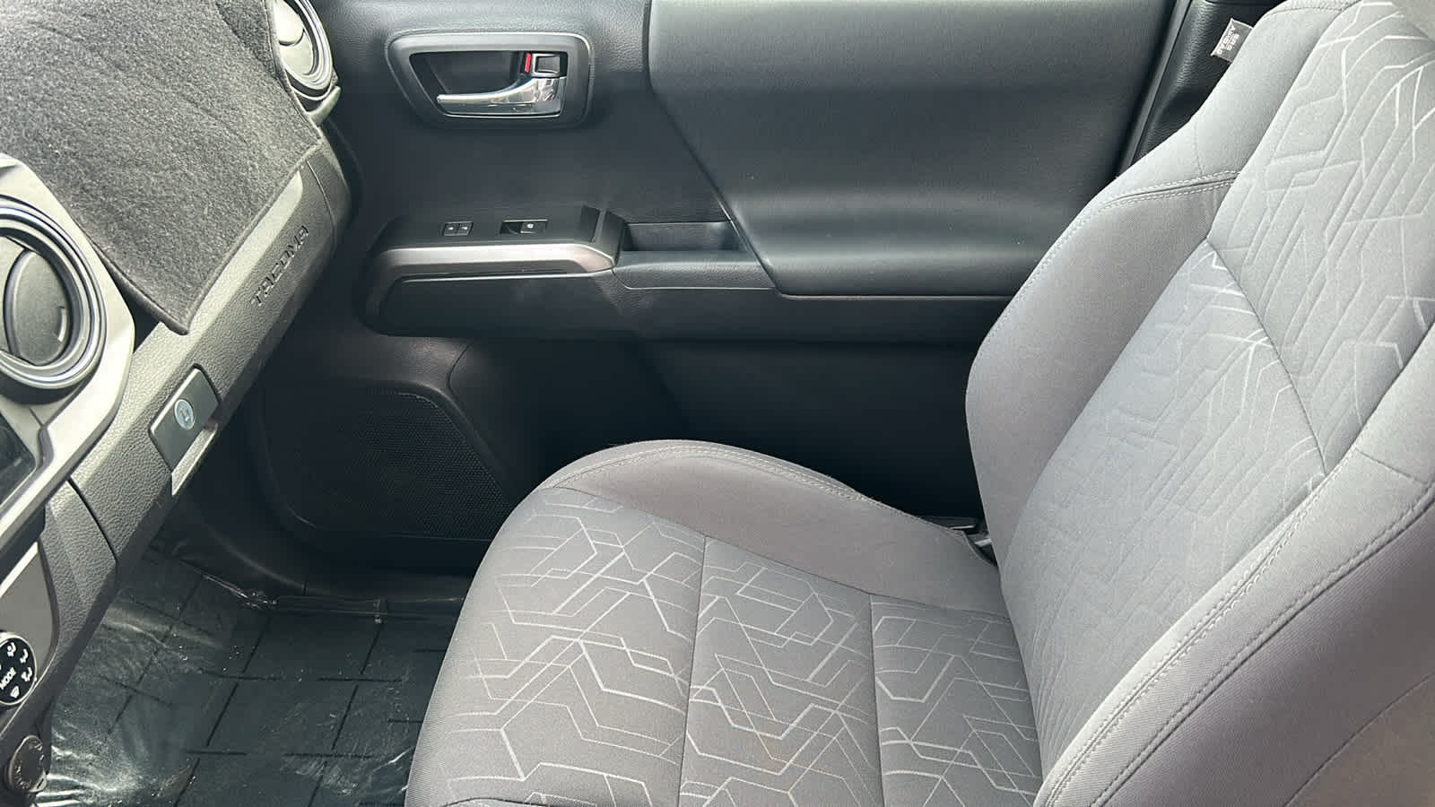 Thumbnail: 2018 Toyota Tacoma - 12