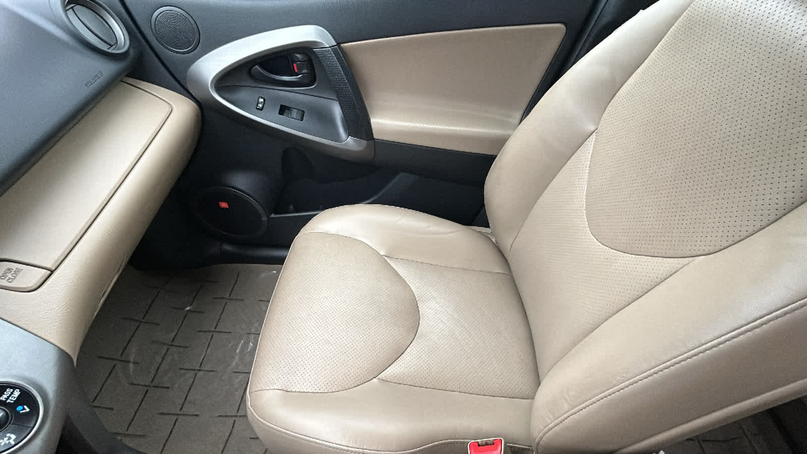 Thumbnail: 2011 Toyota RAV4 - 12