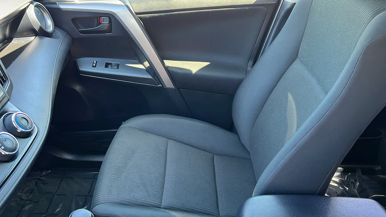 Thumbnail: 2018 Toyota RAV4 - 12