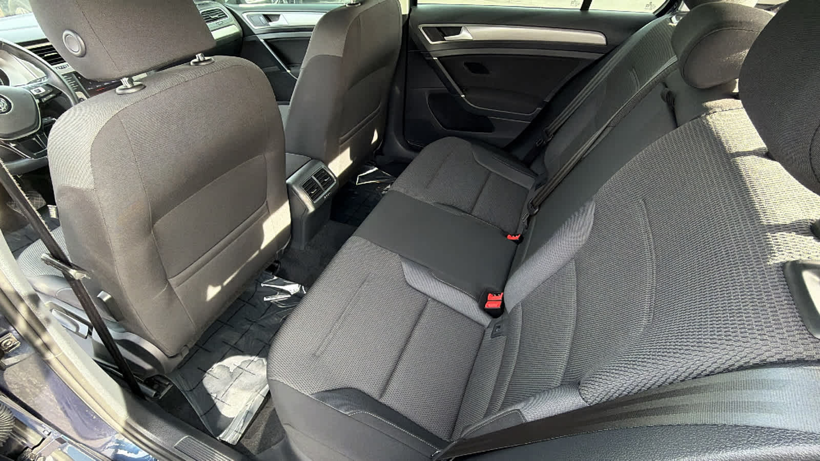 Thumbnail: 2016 Volkswagen Golf - 24