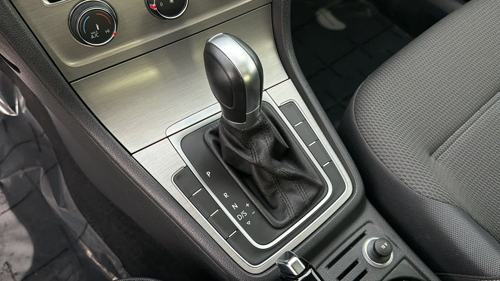 Thumbnail: 2016 Volkswagen Golf - 13