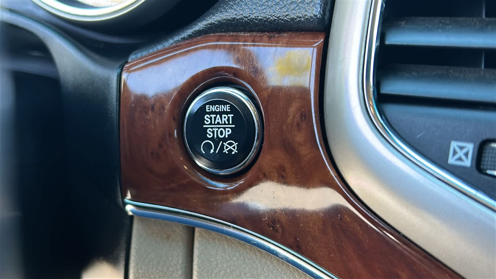 Thumbnail: 2011 Jeep Grand Cherokee - 17
