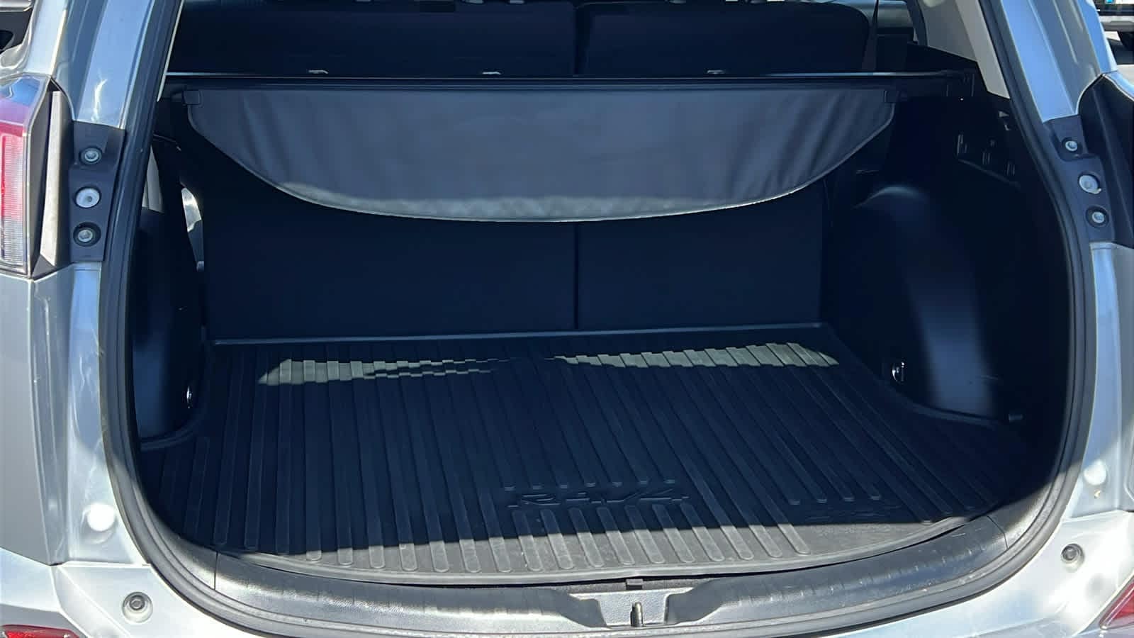 Thumbnail: 2018 Toyota RAV4 - 27