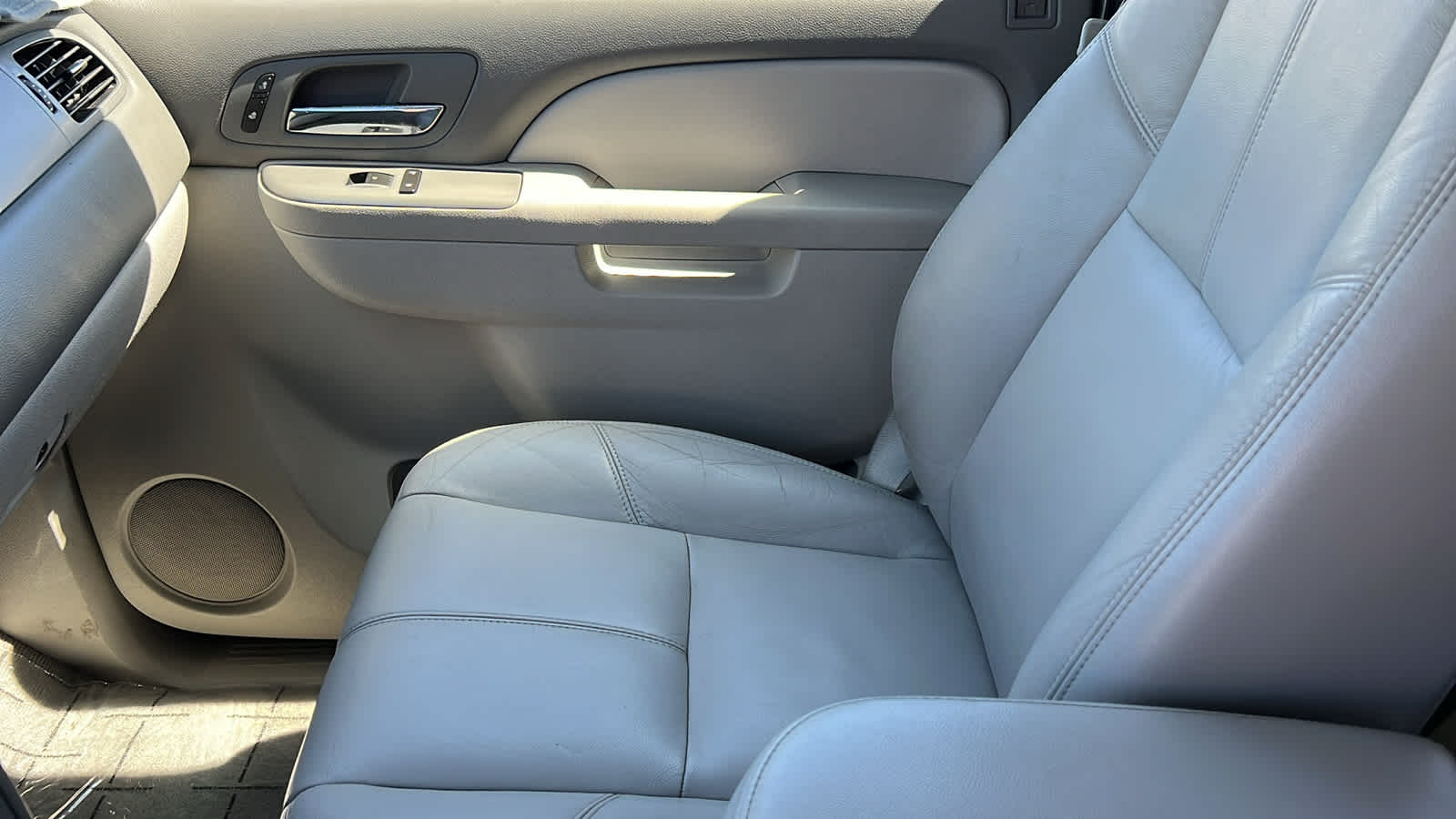 Thumbnail: 2011 Chevrolet Tahoe - 12