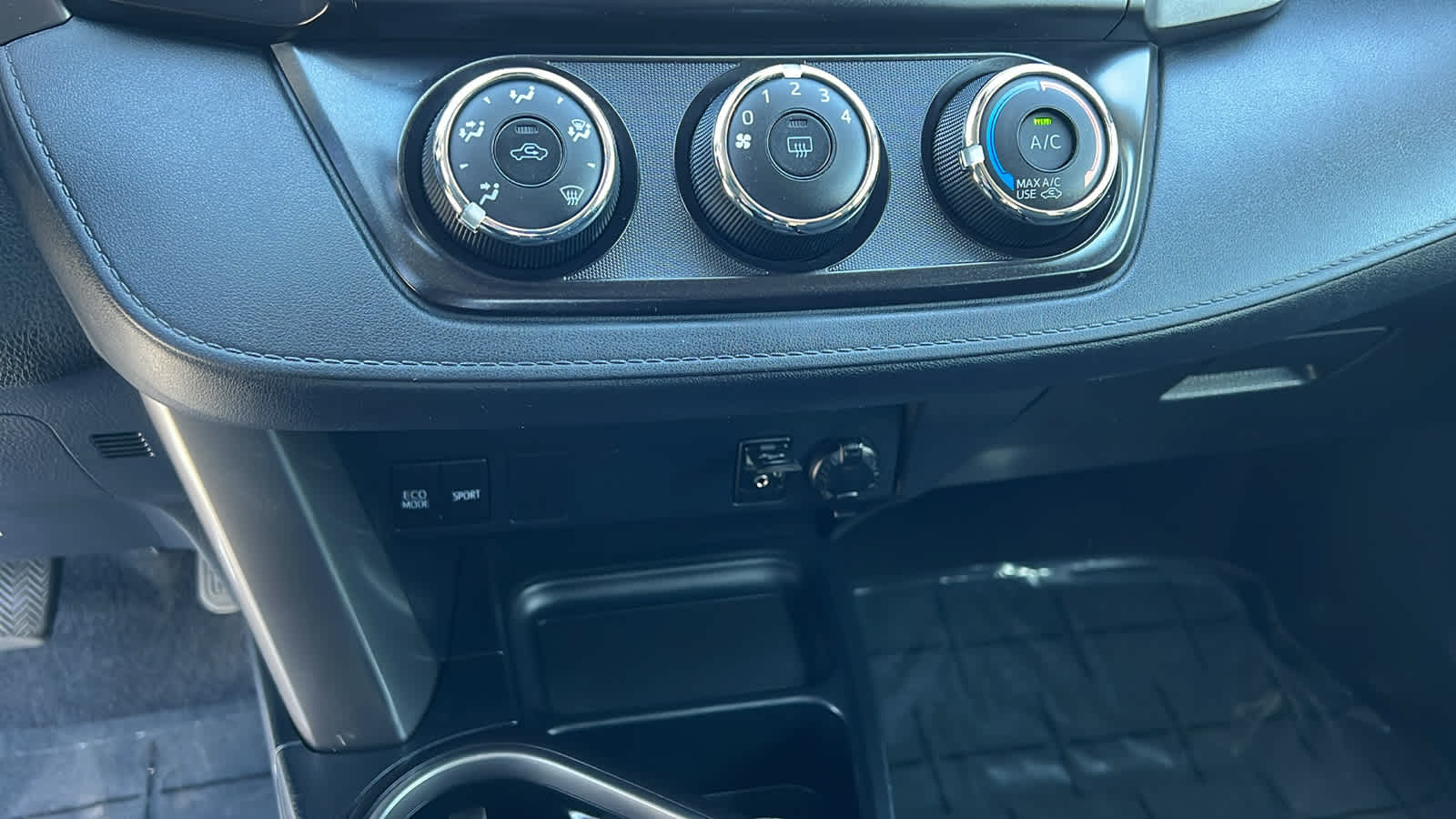 Thumbnail: 2018 Toyota RAV4 - 14