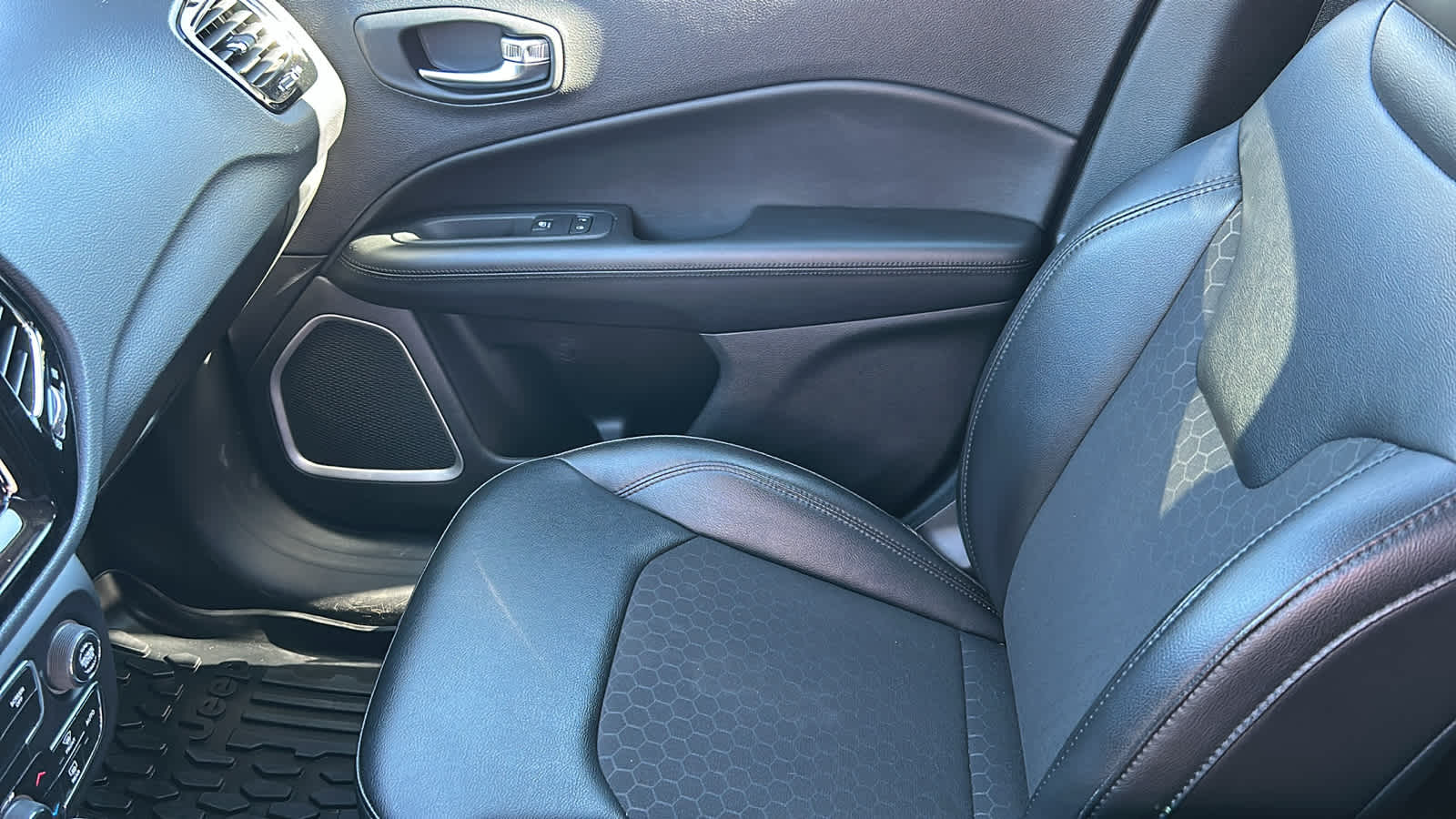 Thumbnail: 2020 Jeep Compass - 12