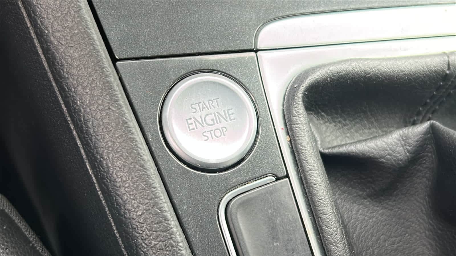 Thumbnail: 2020 Volkswagen Golf - 17