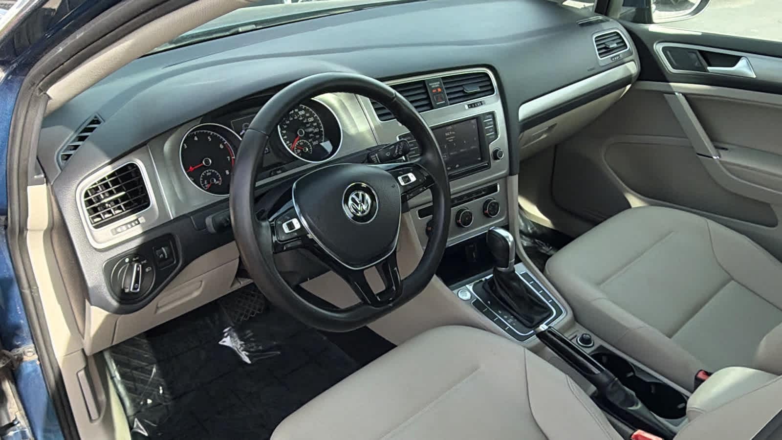 Thumbnail: 2017 Volkswagen Golf - 10