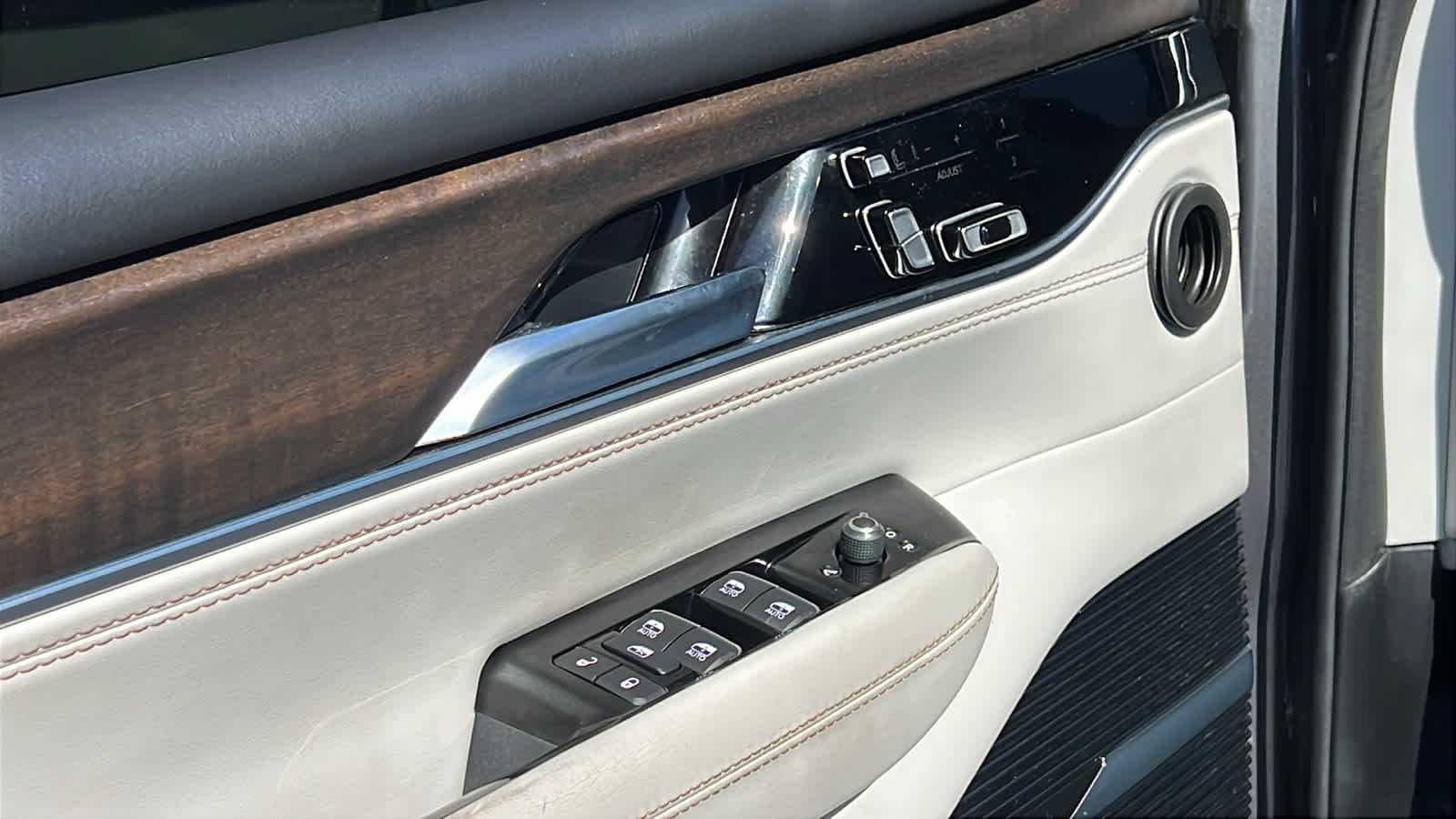 Thumbnail: 2022 Jeep Grand Wagoneer - 22