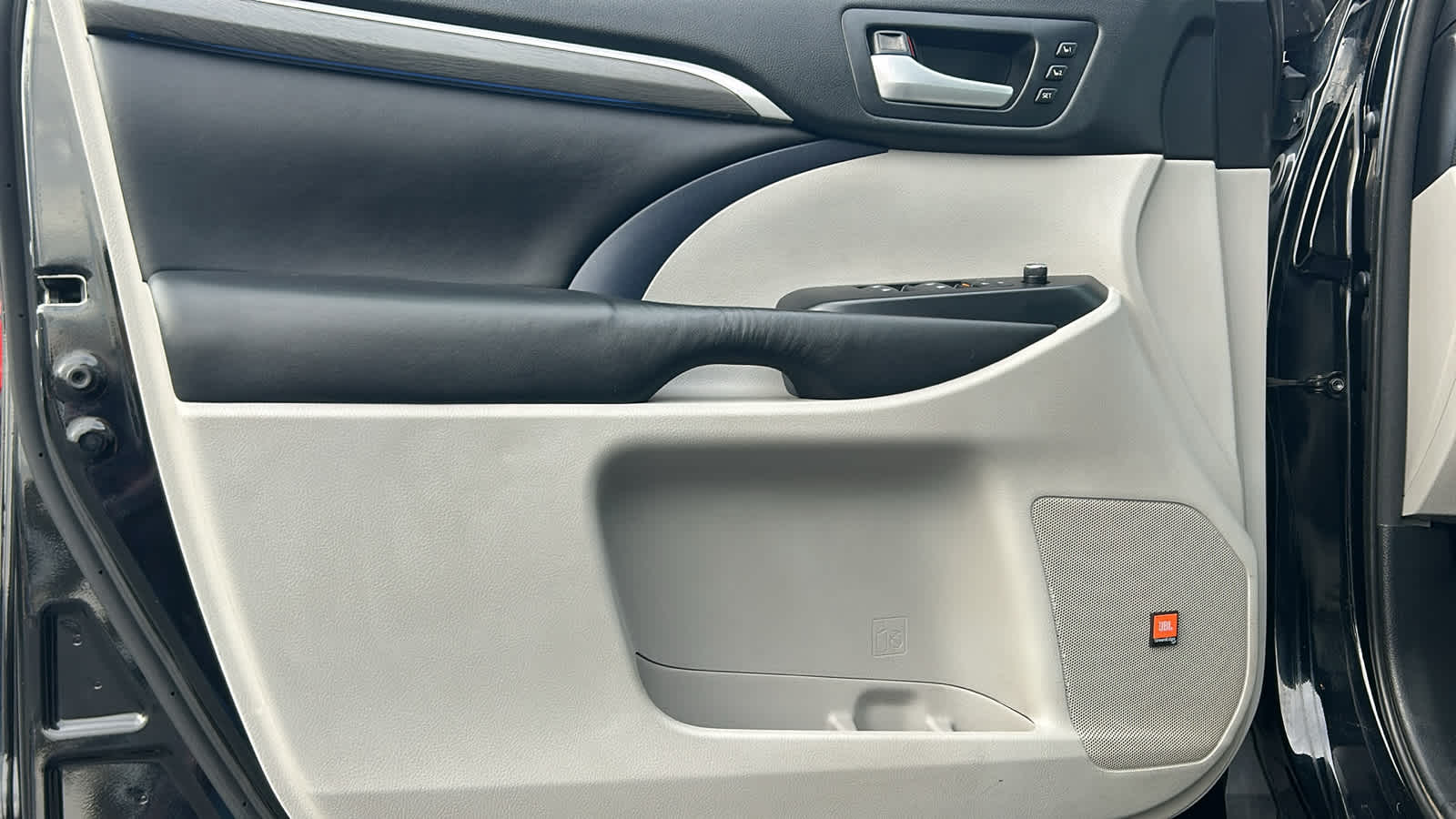 Thumbnail: 2018 Toyota Highlander - 23