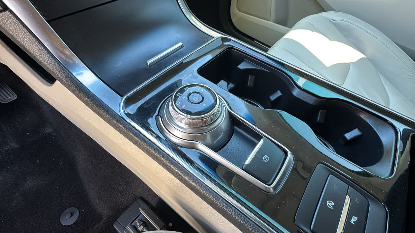 Thumbnail: 2020 Ford Edge - 13