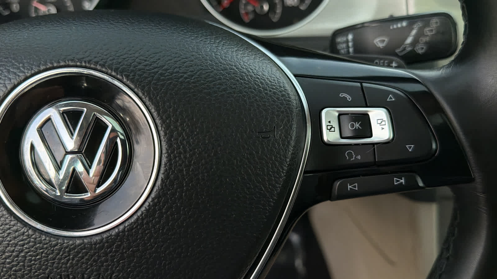 Thumbnail: 2017 Volkswagen Golf - 20