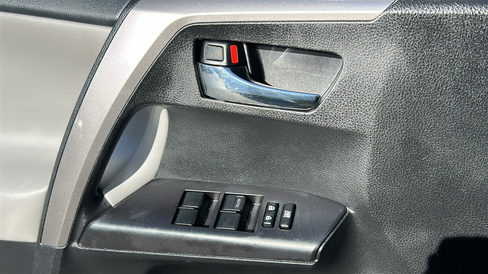 Thumbnail: 2017 Toyota RAV4 - 21
