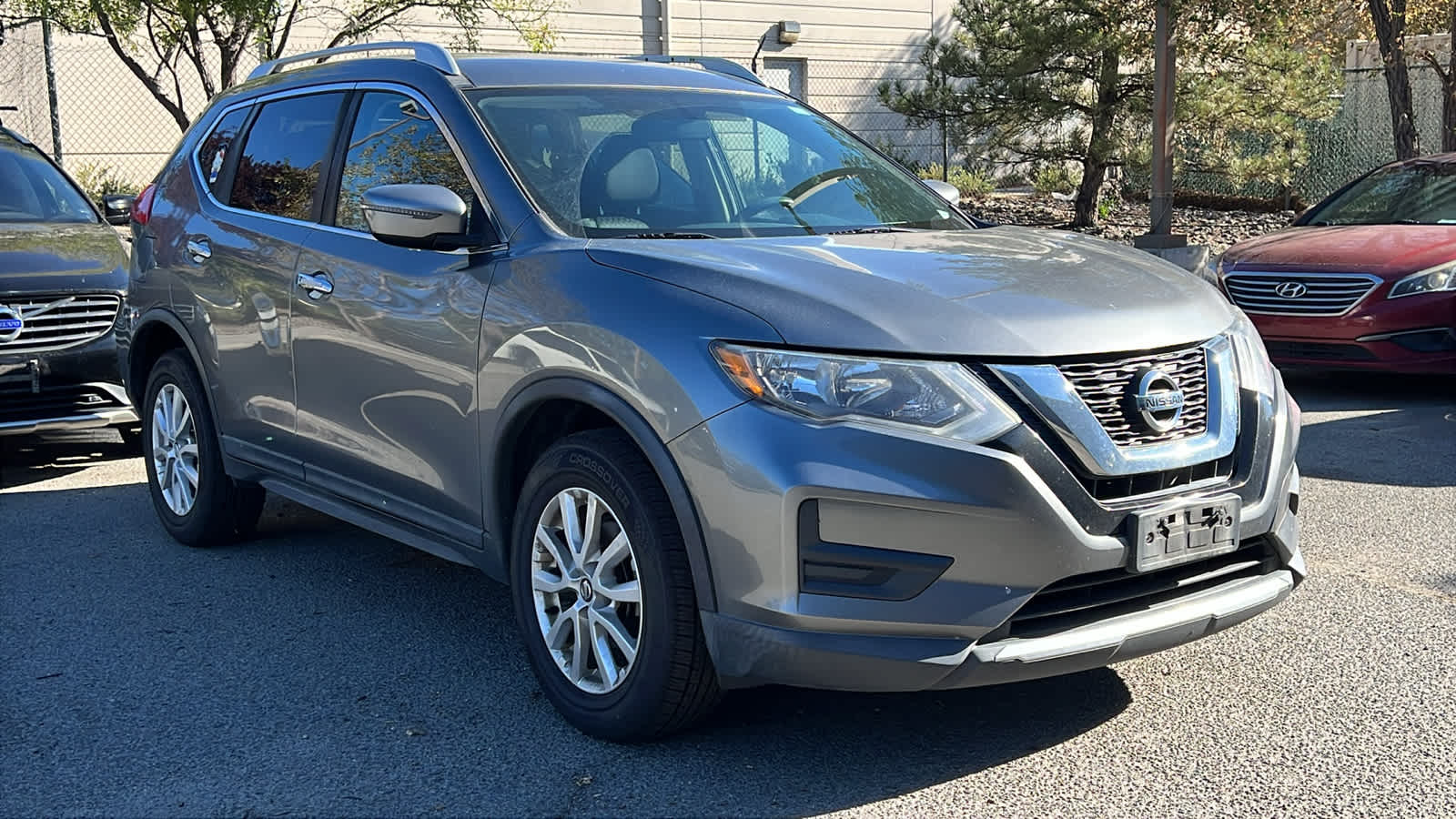 2017 Nissan Rogue SV photo 3