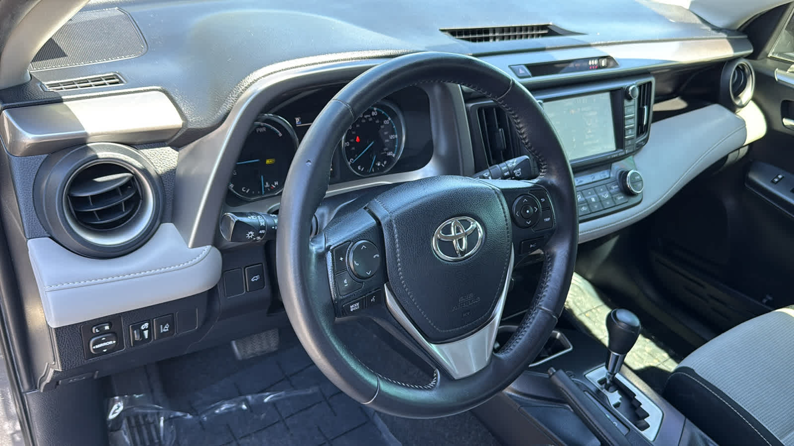 Thumbnail: 2017 Toyota RAV4 - 10