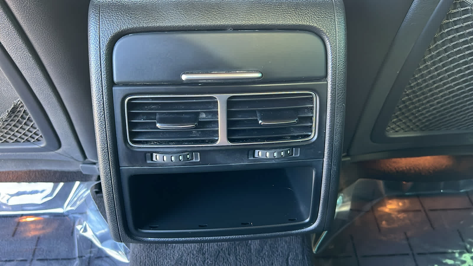 Thumbnail: 2014 Volkswagen Touareg - 25