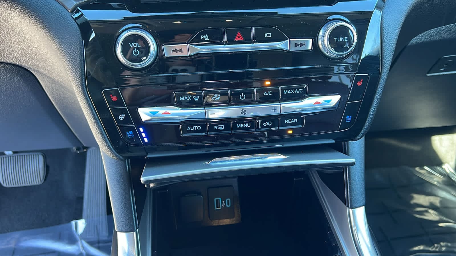 Thumbnail: 2022 Ford Explorer - 14