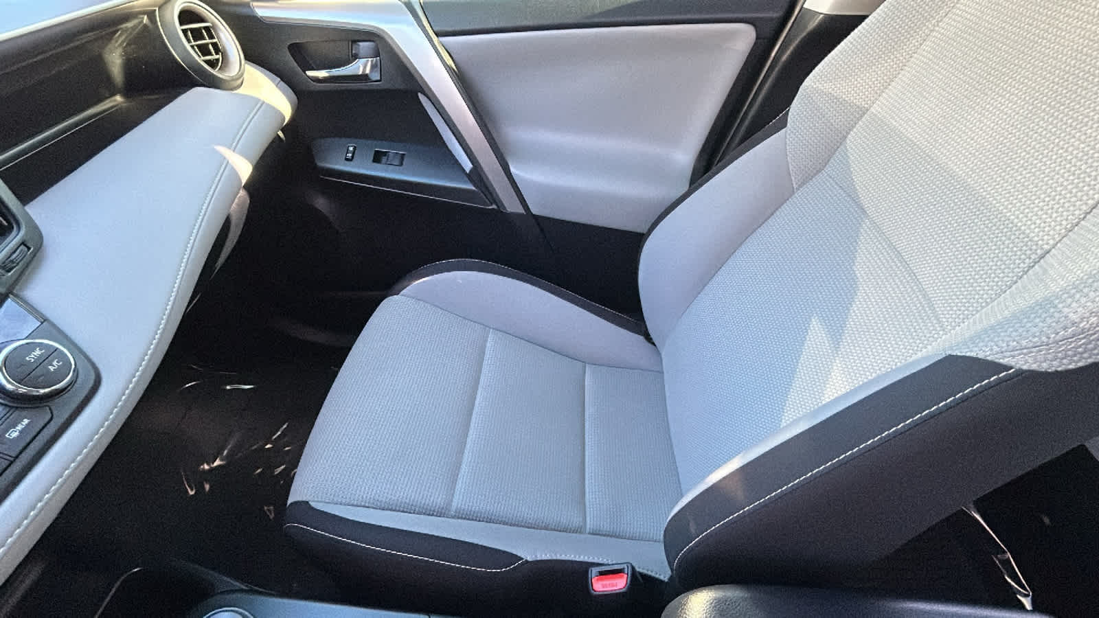 Thumbnail: 2017 Toyota RAV4 - 11