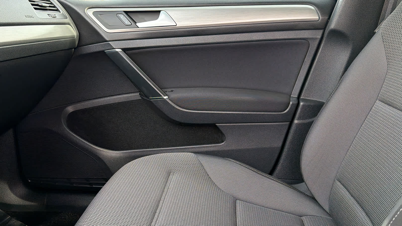 Thumbnail: 2016 Volkswagen Golf - 12