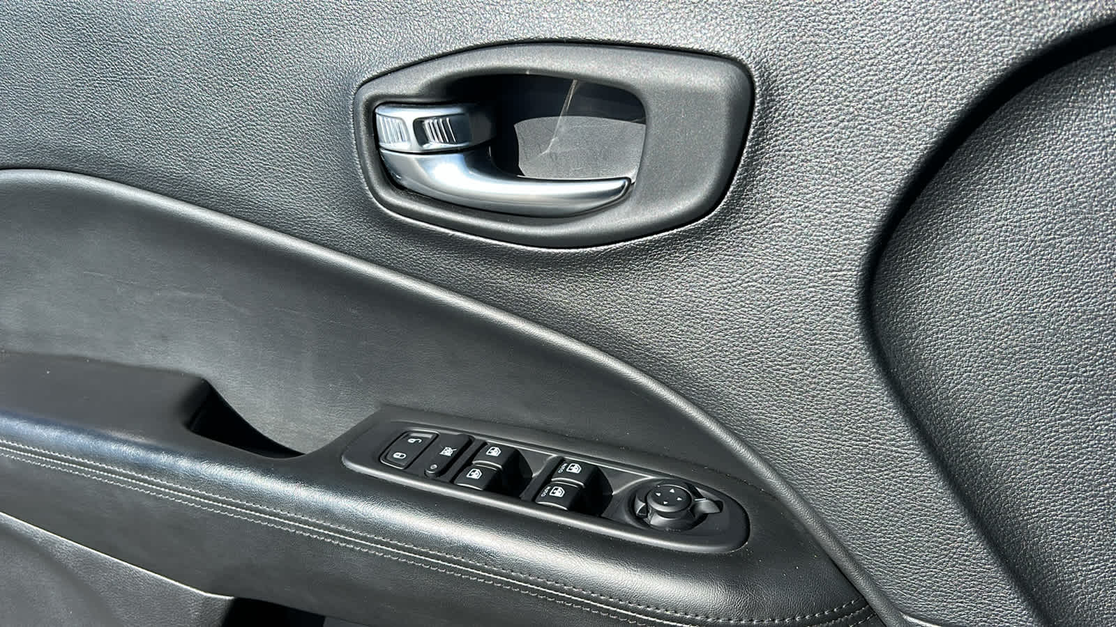 Thumbnail: 2020 Jeep Compass - 22