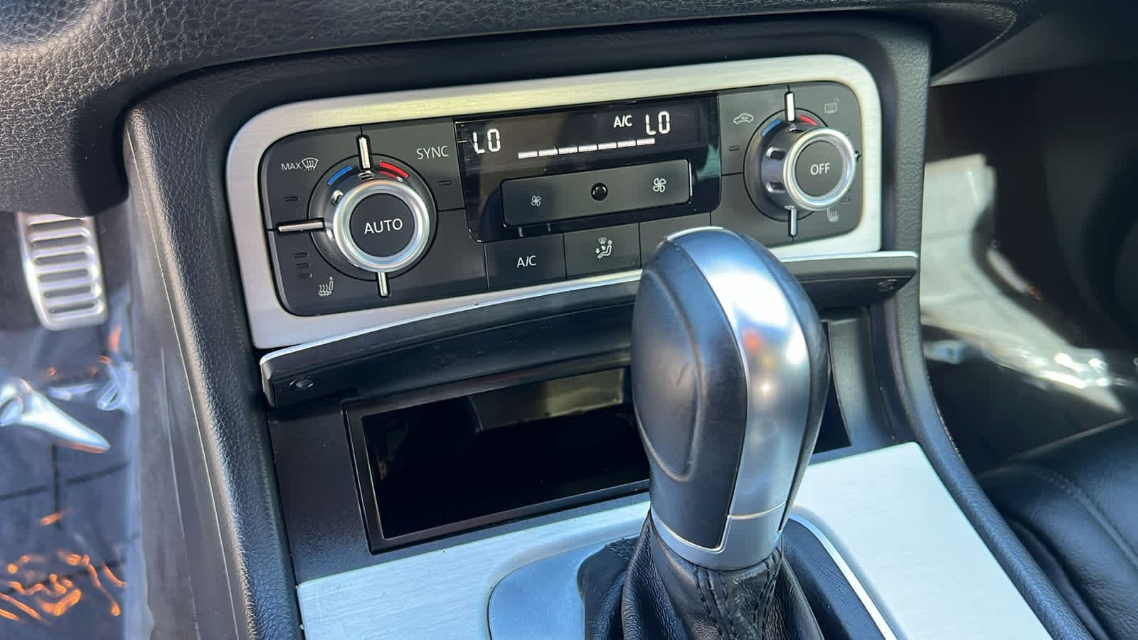 Thumbnail: 2014 Volkswagen Touareg - 14