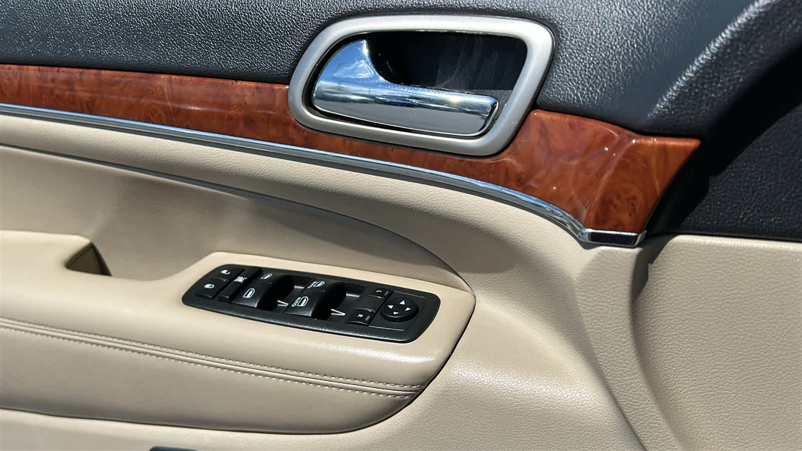 Thumbnail: 2011 Jeep Grand Cherokee - 22