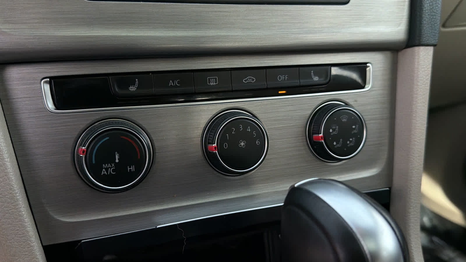 Thumbnail: 2017 Volkswagen Golf - 14