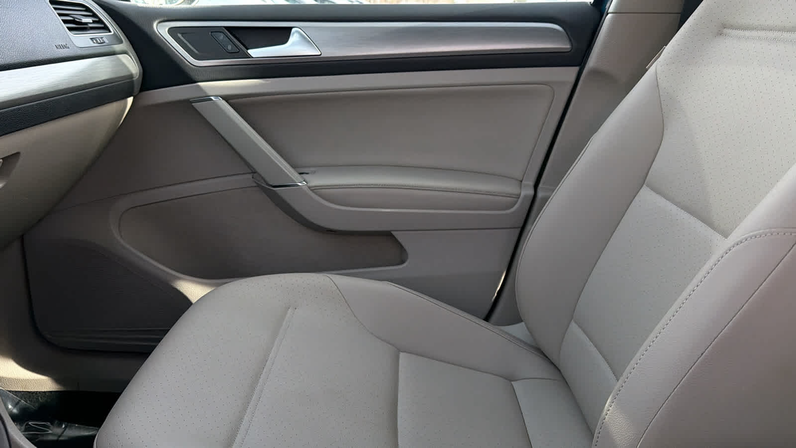 Thumbnail: 2017 Volkswagen Golf - 12