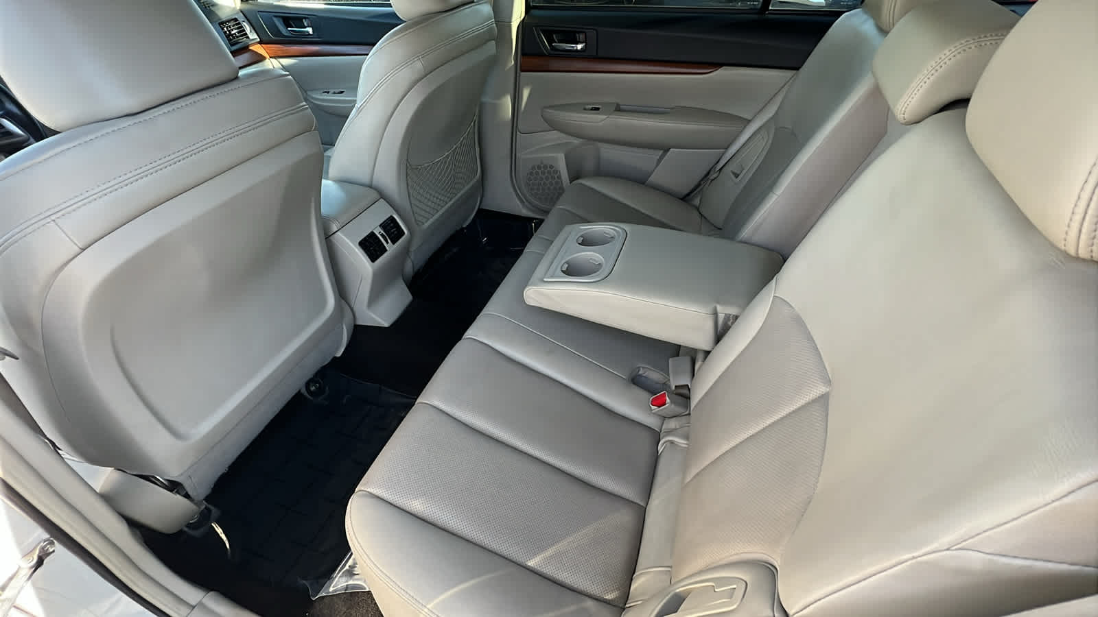 2014 Subaru Outback 2.5i Limited 24