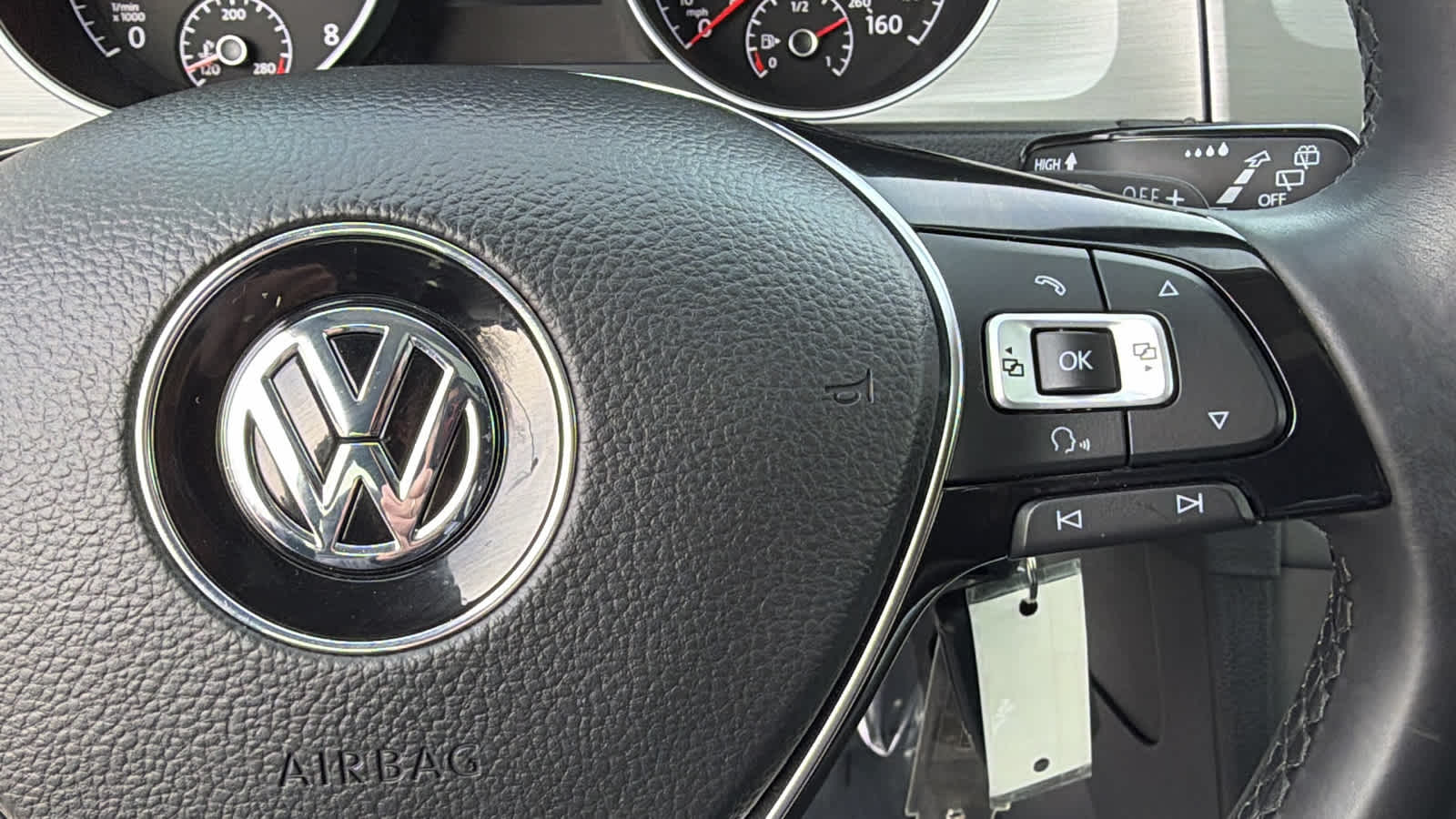 Thumbnail: 2016 Volkswagen Golf - 20