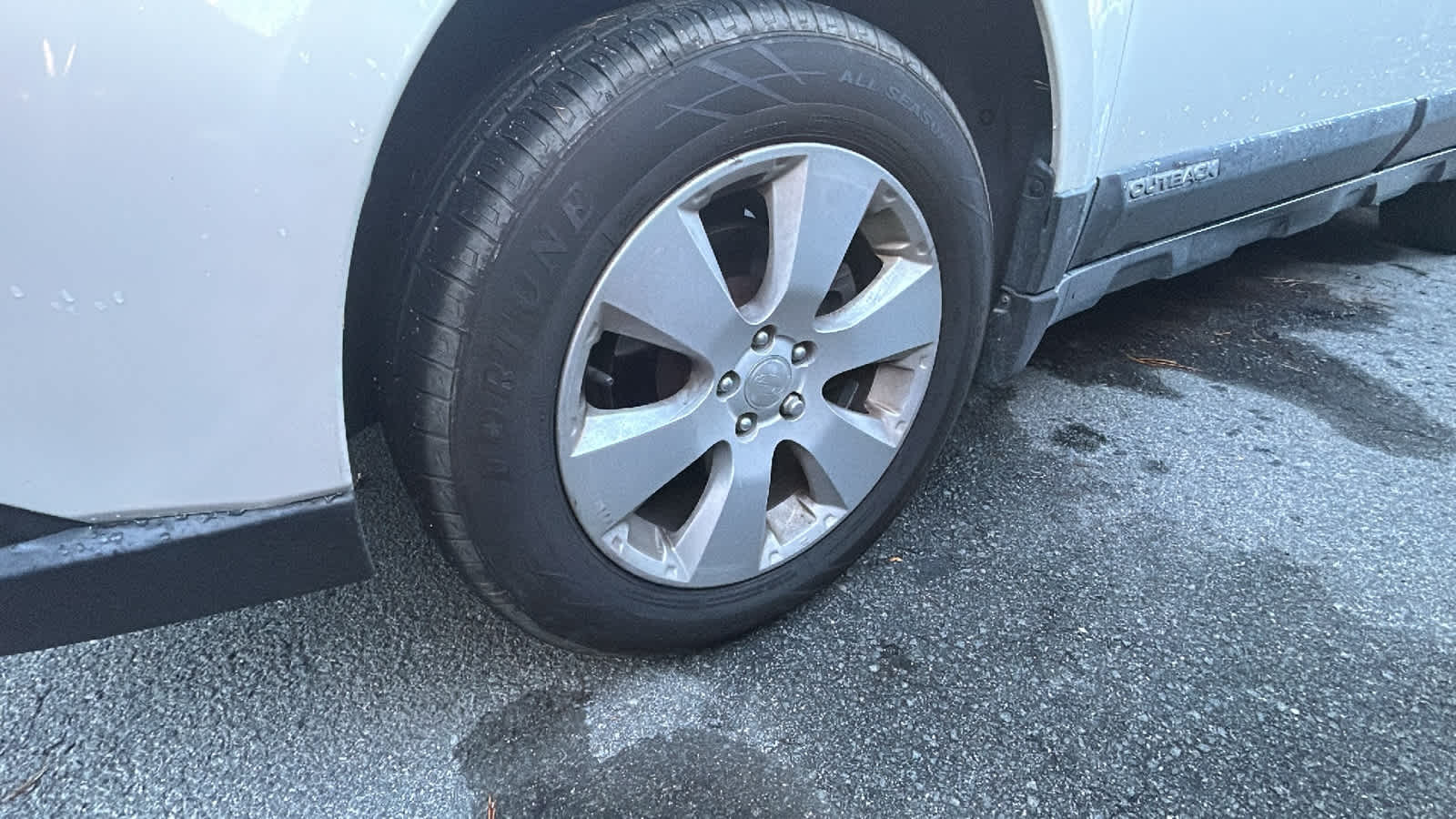 2011 Subaru Outback 2.5i Premium photo 4