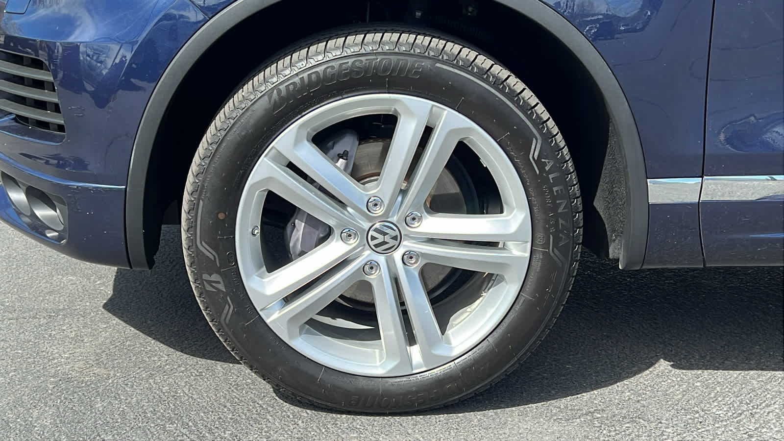 Thumbnail: 2014 Volkswagen Touareg - 9