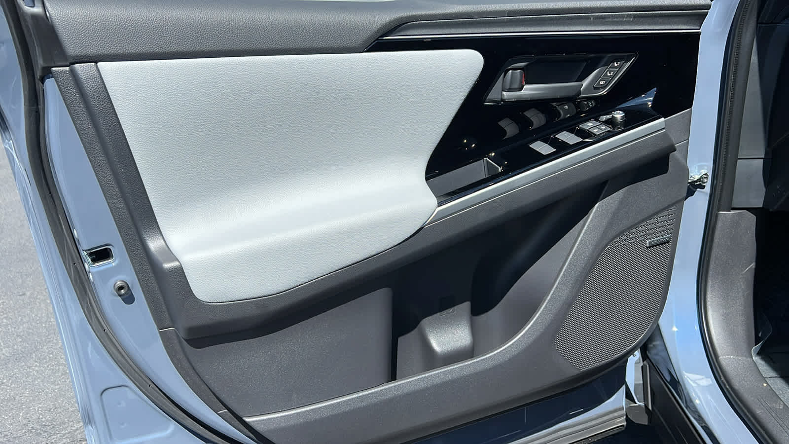 2025 Subaru Solterra Limited 23