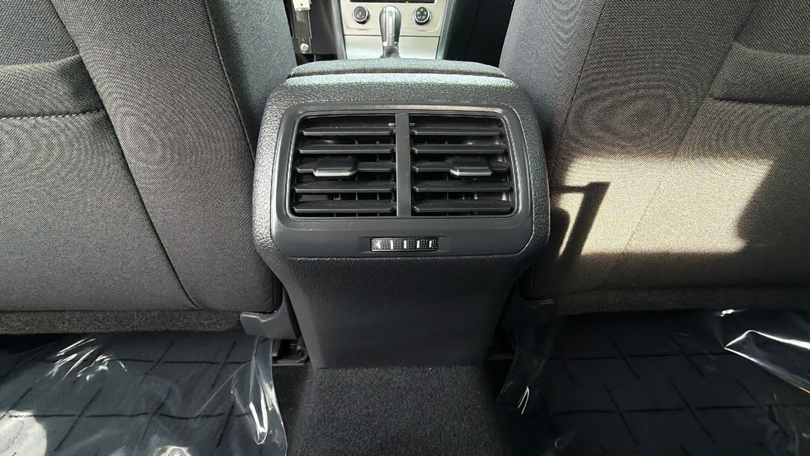 Thumbnail: 2016 Volkswagen Golf - 25