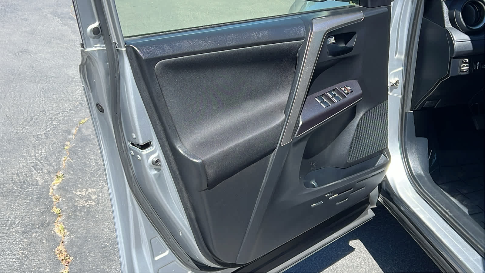 Thumbnail: 2018 Toyota RAV4 - 23