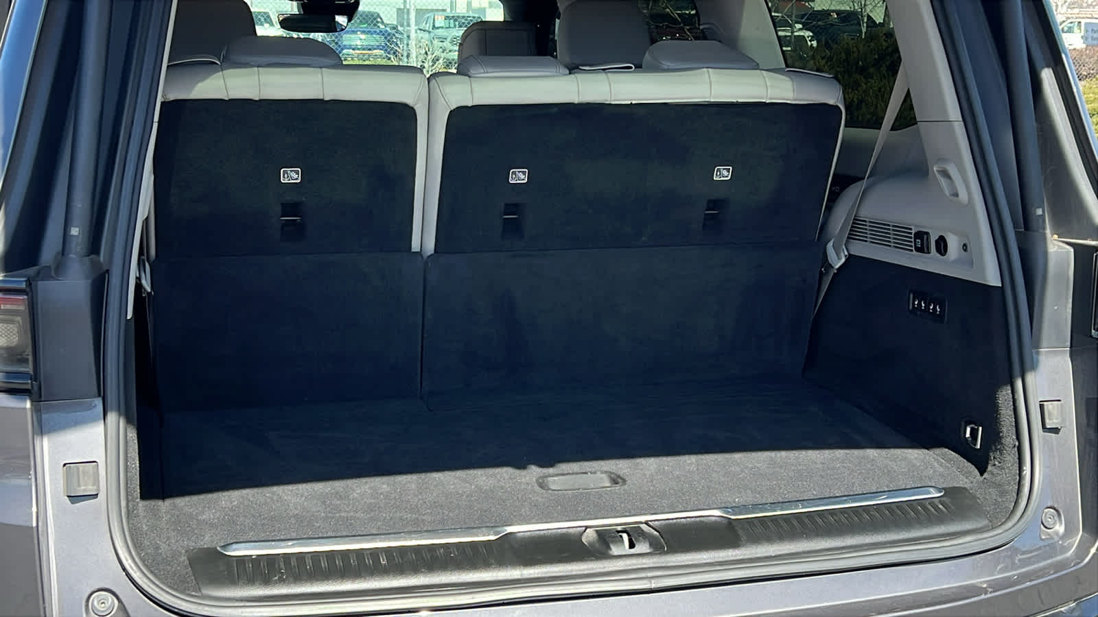 Thumbnail: 2022 Jeep Grand Wagoneer - 27