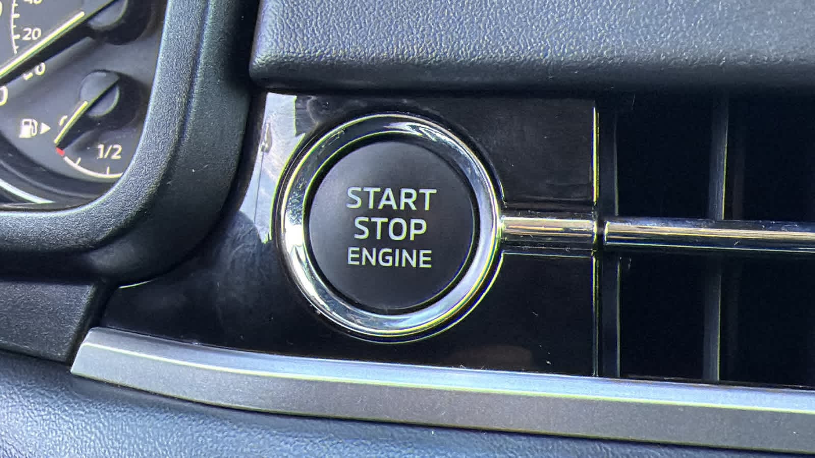 Thumbnail: 2024 Mitsubishi Outlander - 17