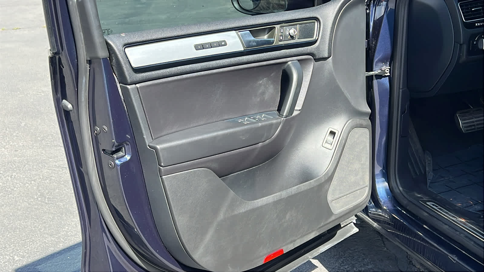 Thumbnail: 2014 Volkswagen Touareg - 23