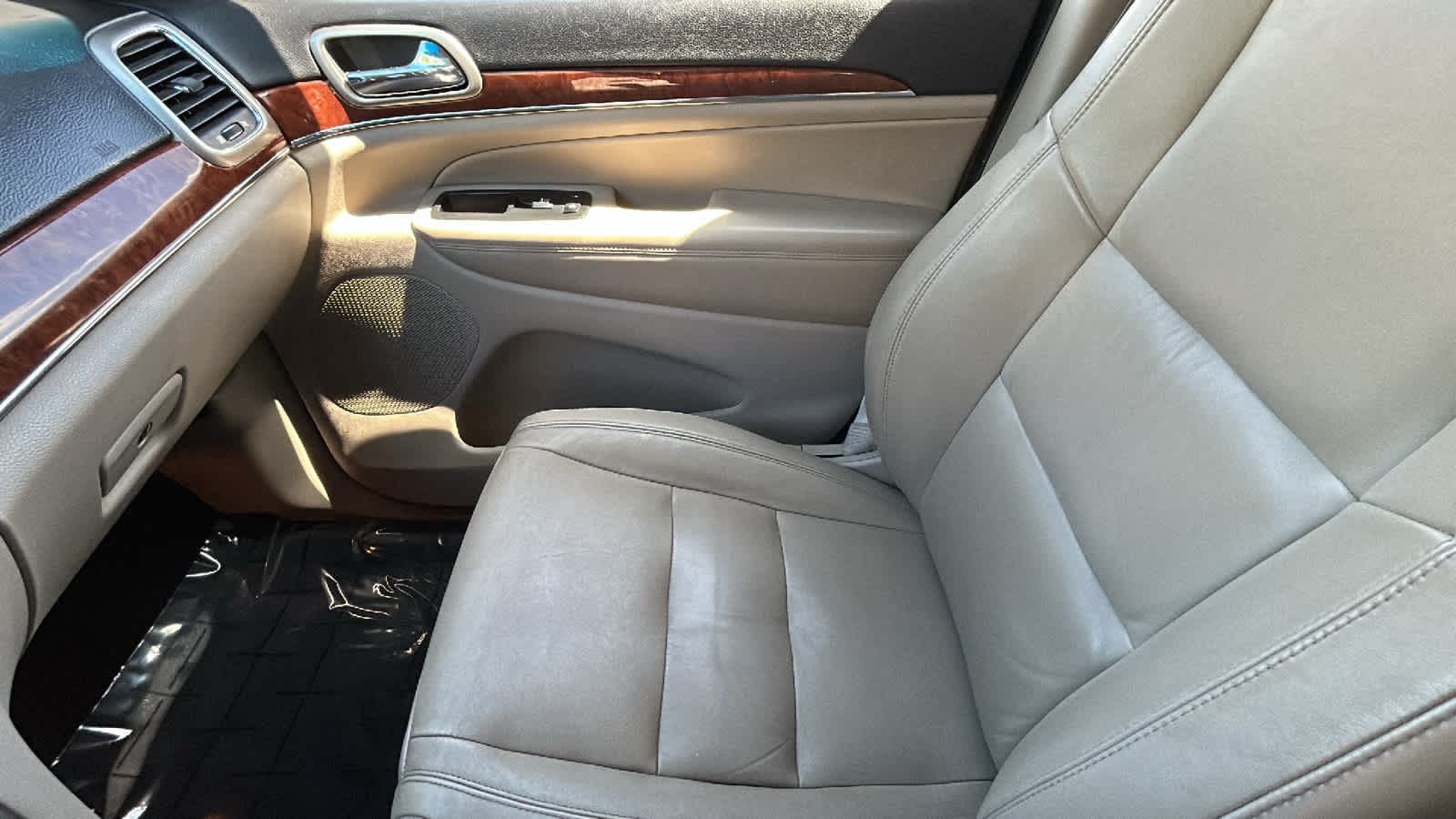 Thumbnail: 2011 Jeep Grand Cherokee - 12
