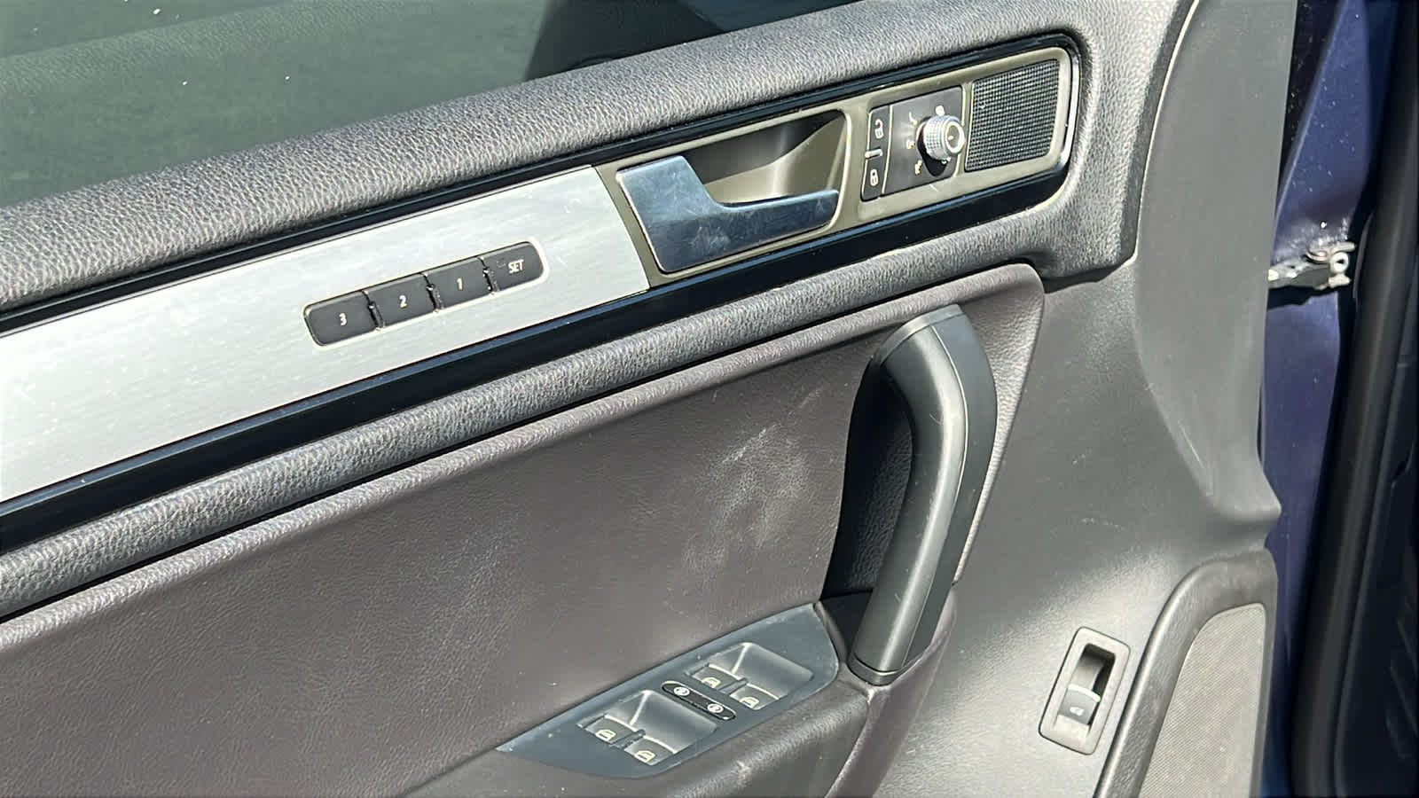 Thumbnail: 2014 Volkswagen Touareg - 22