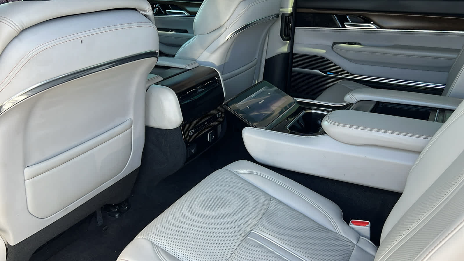 Thumbnail: 2022 Jeep Grand Wagoneer - 24