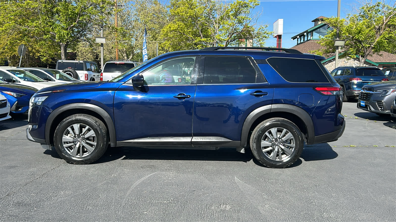 Thumbnail: 2022 Nissan Pathfinder - 8
